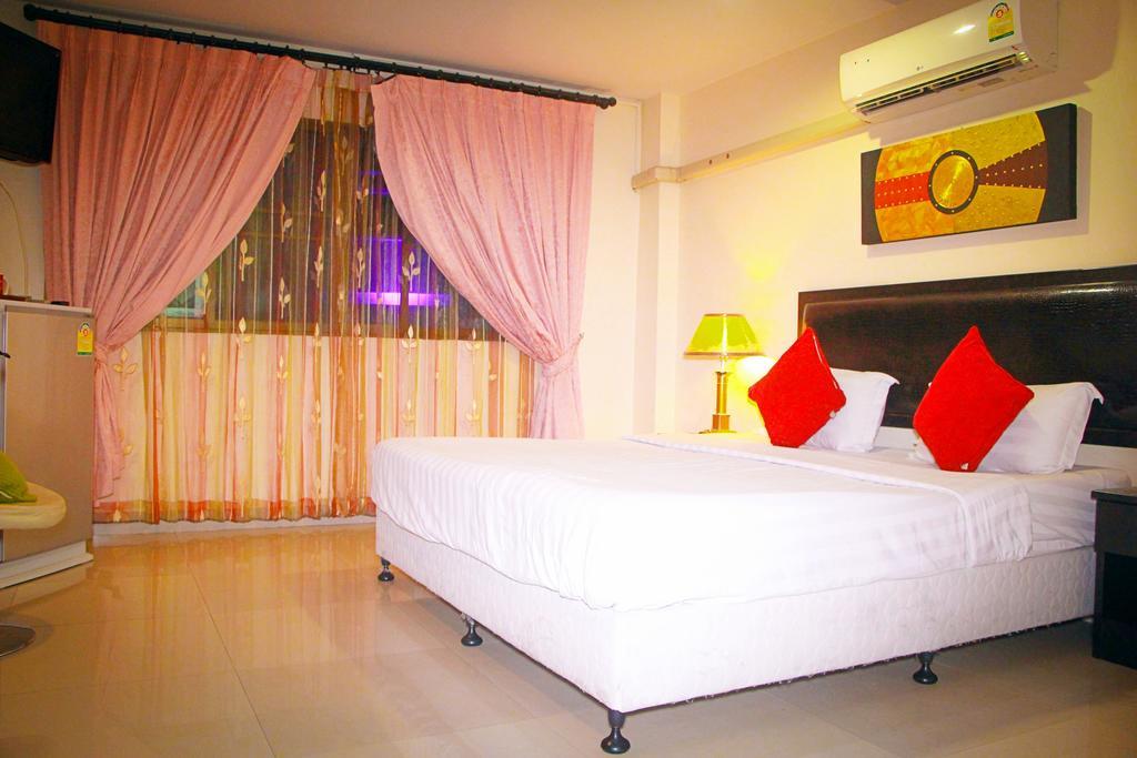 Royal Q & D Suites Pattaya Extérieur photo