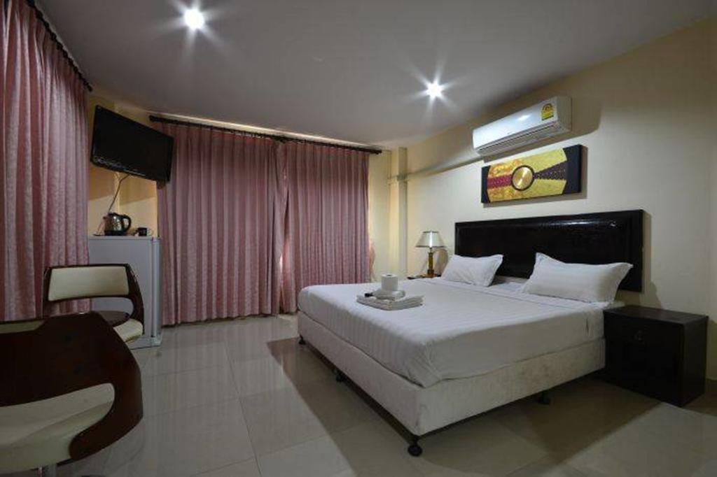 Royal Q & D Suites Pattaya Extérieur photo