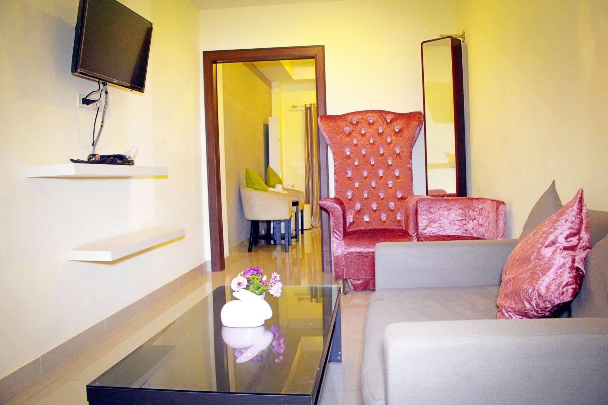 Royal Q & D Suites Pattaya Extérieur photo