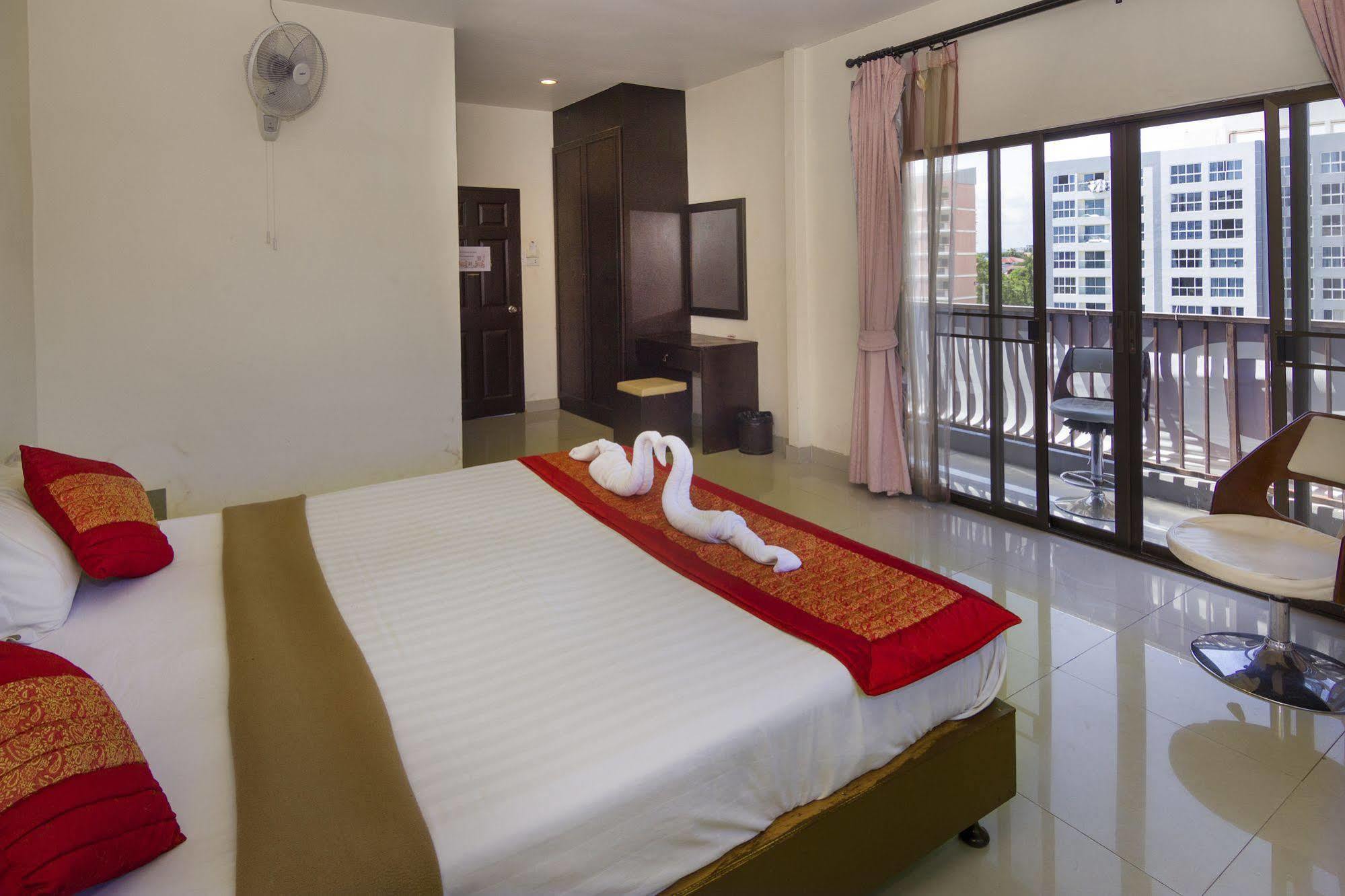 Royal Q & D Suites Pattaya Extérieur photo