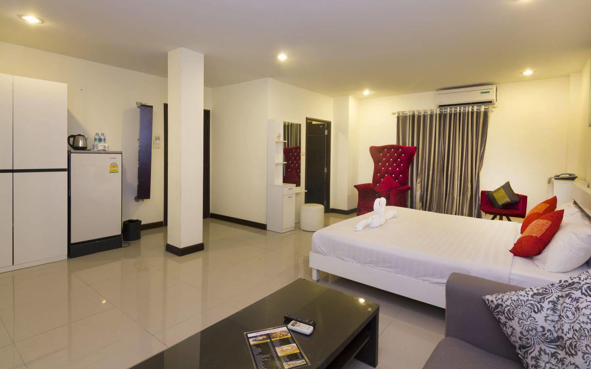 Royal Q & D Suites Pattaya Extérieur photo