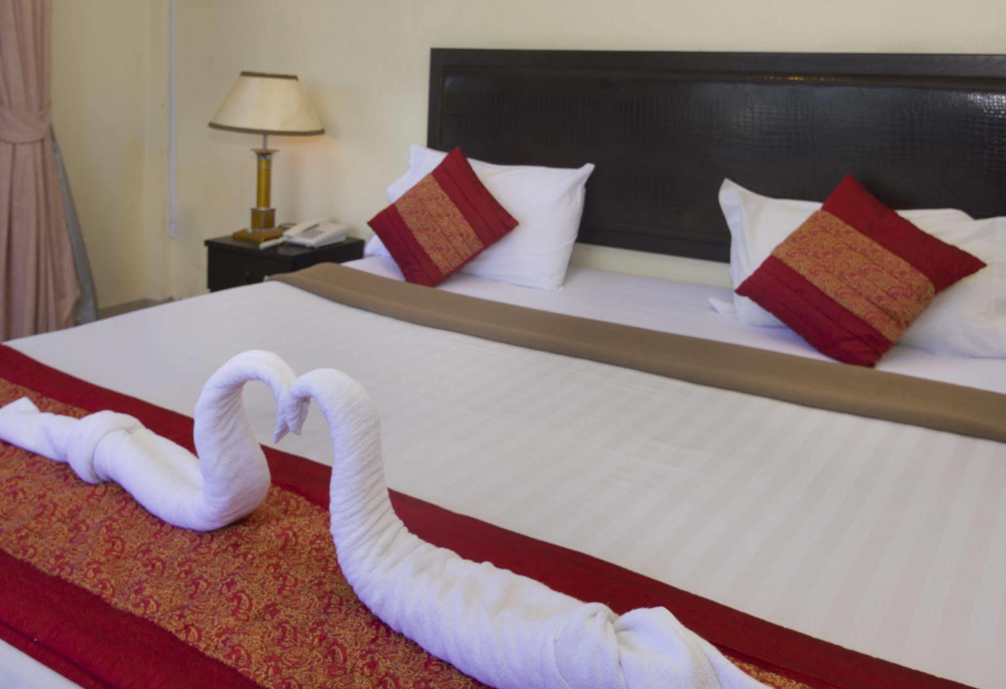 Royal Q & D Suites Pattaya Extérieur photo