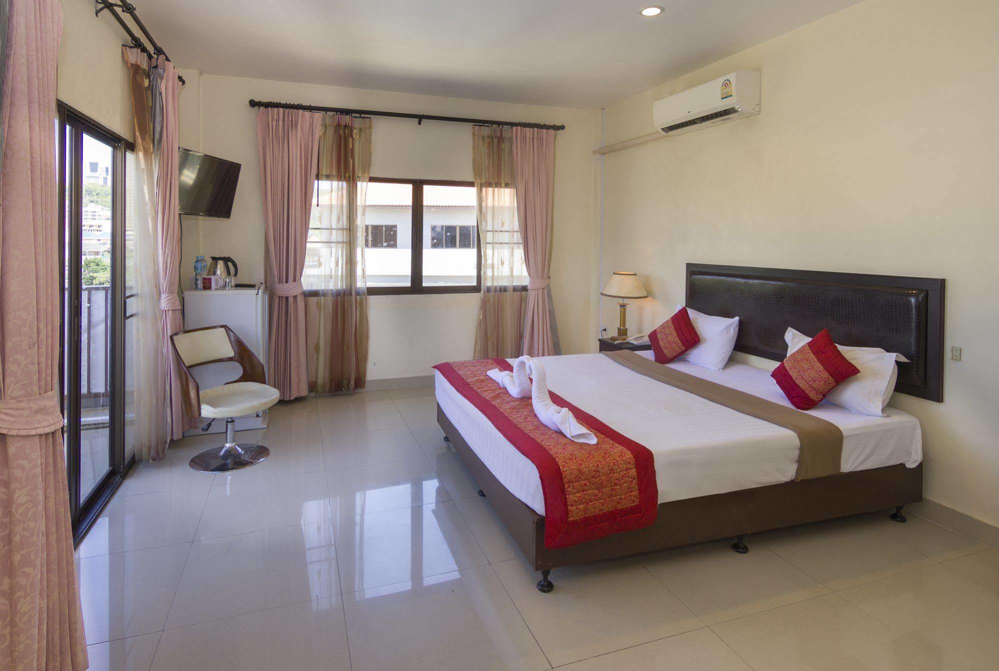 Royal Q & D Suites Pattaya Extérieur photo