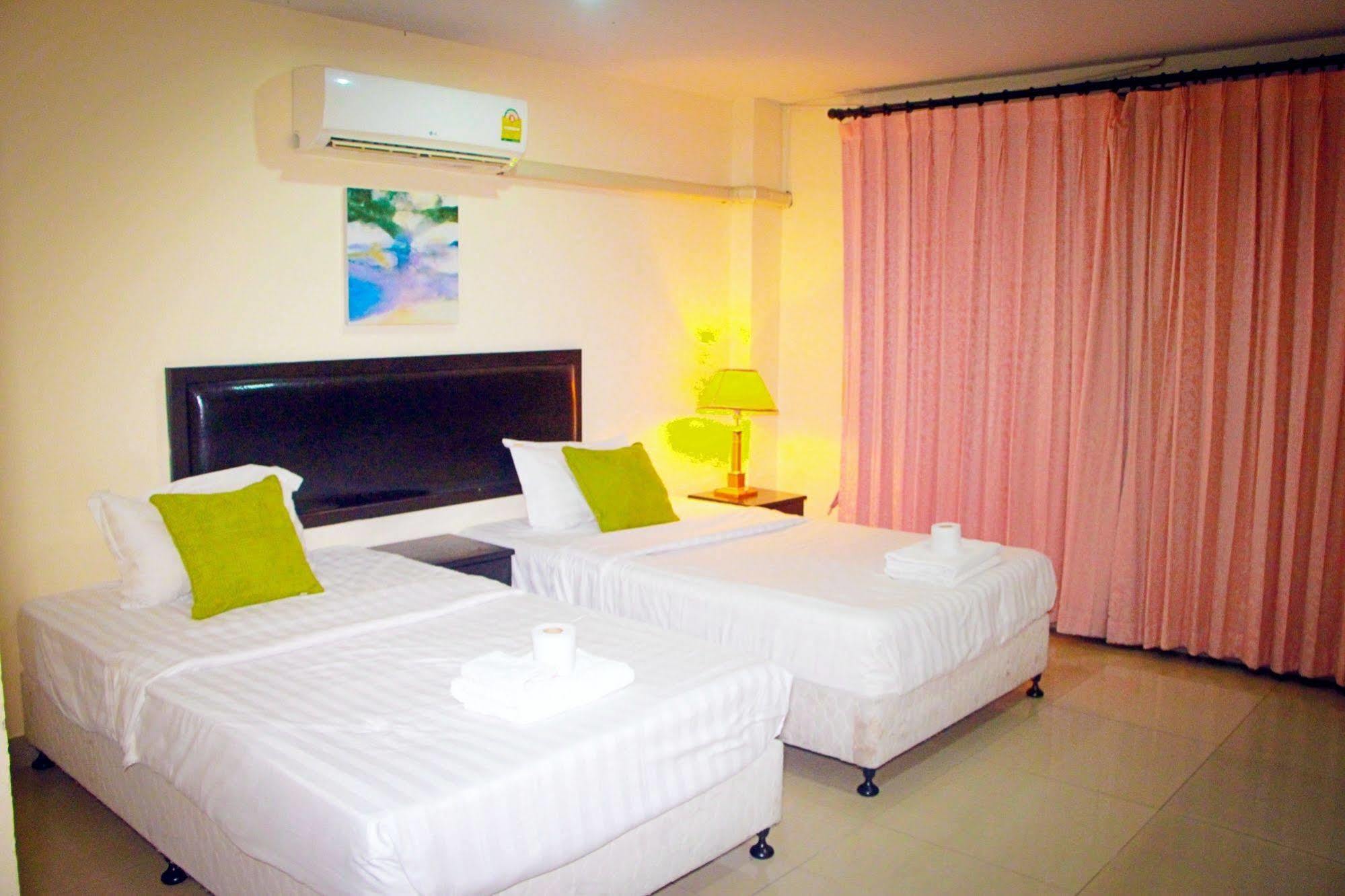 Royal Q & D Suites Pattaya Extérieur photo