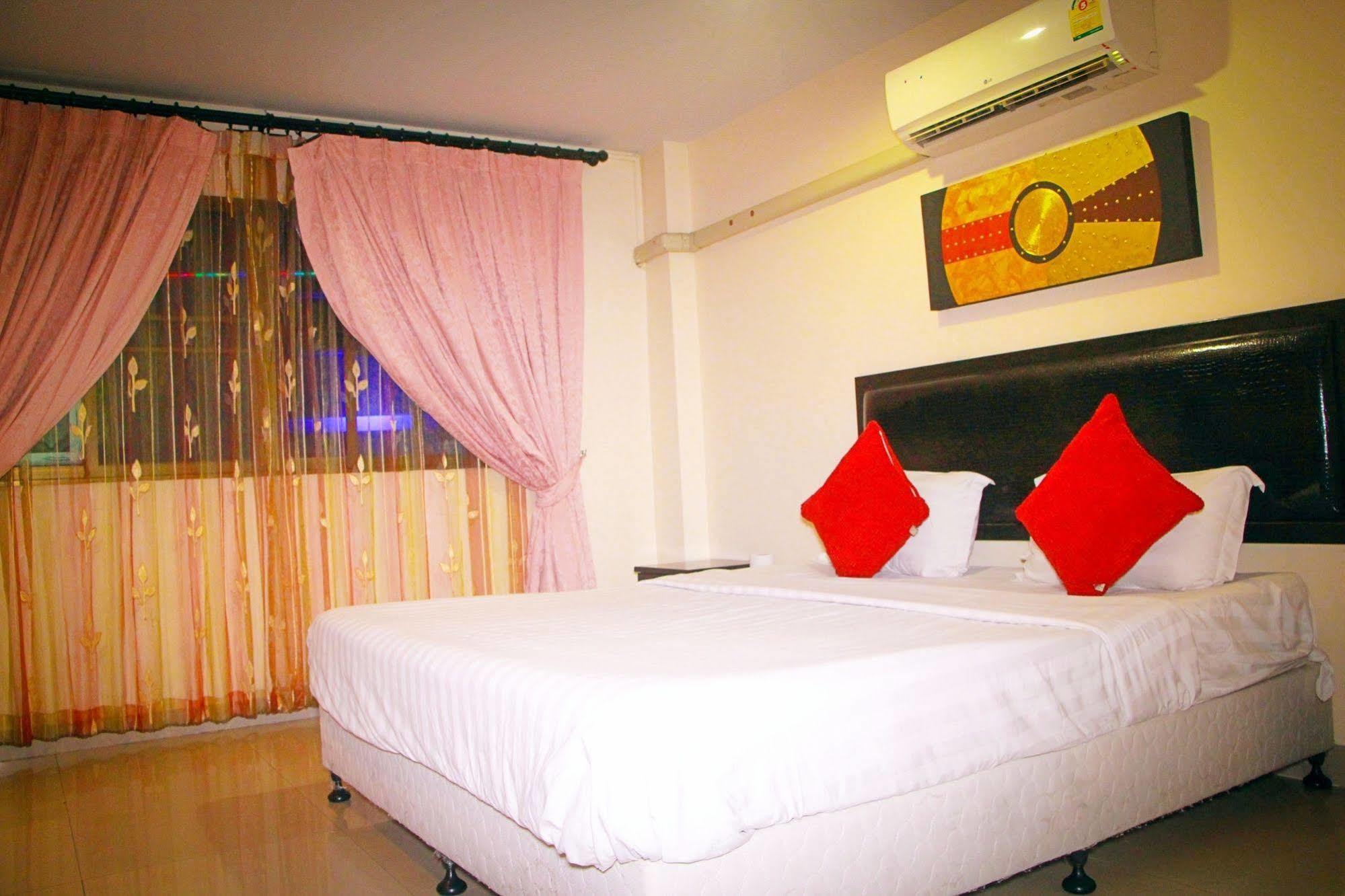 Royal Q & D Suites Pattaya Extérieur photo