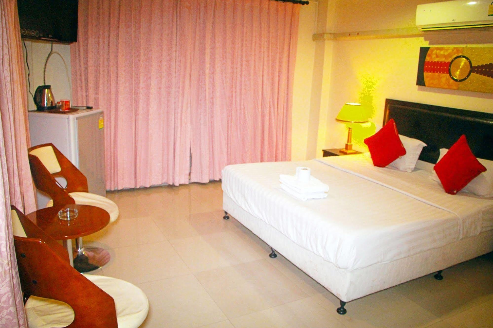 Royal Q & D Suites Pattaya Extérieur photo