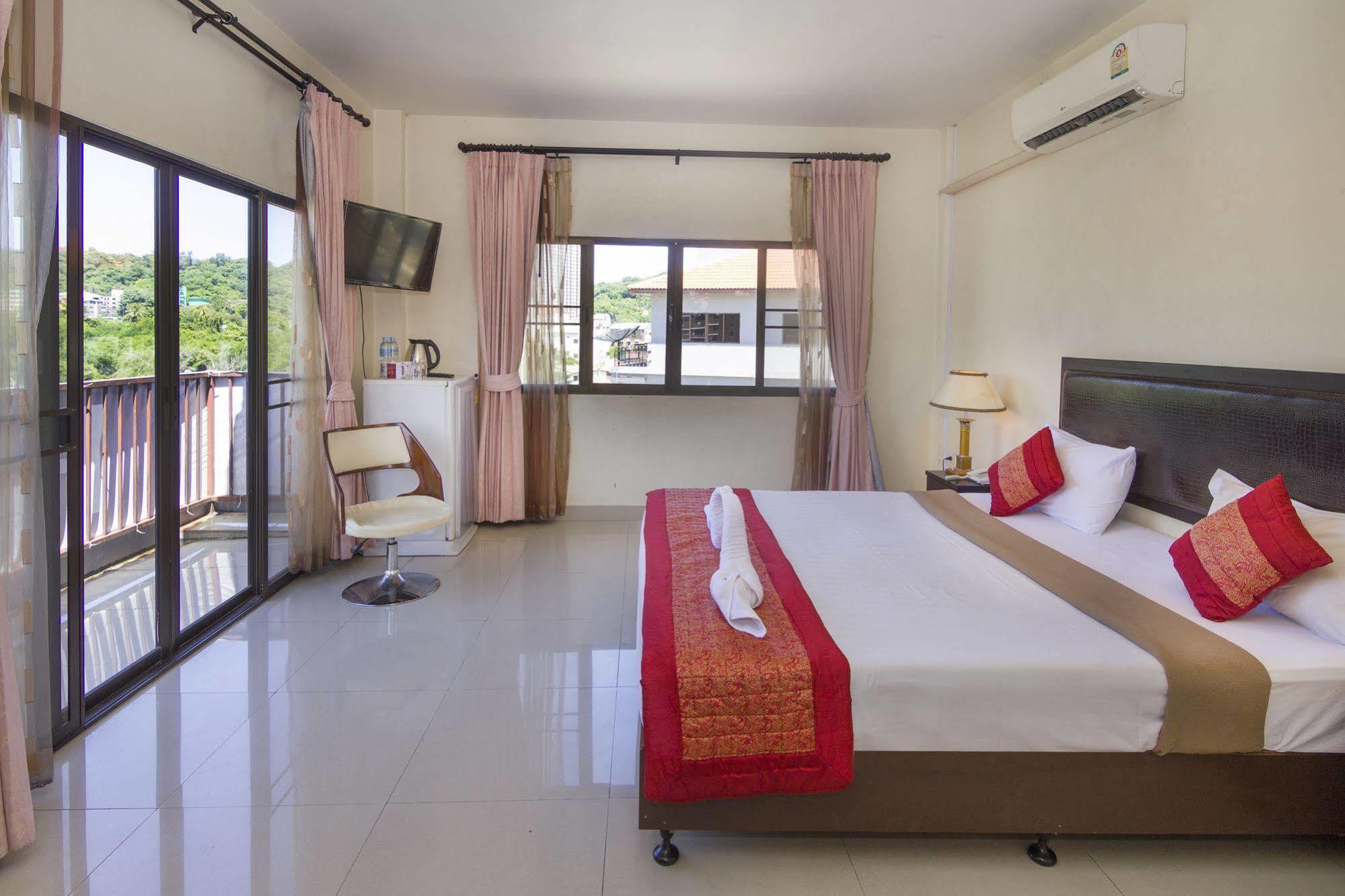Royal Q & D Suites Pattaya Extérieur photo
