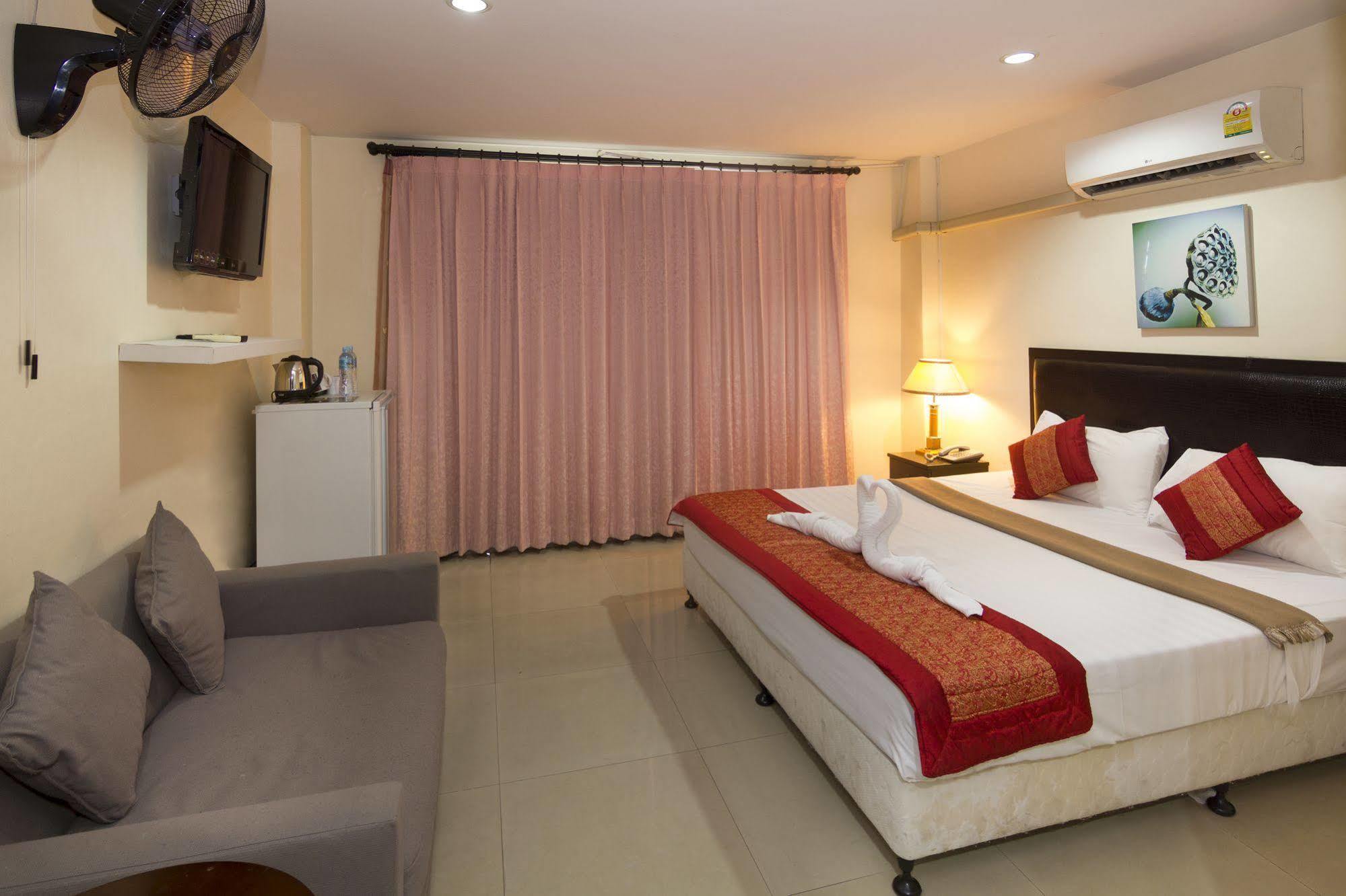 Royal Q & D Suites Pattaya Extérieur photo