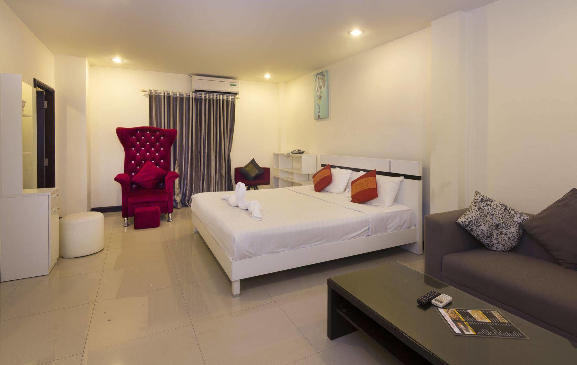 Royal Q & D Suites Pattaya Extérieur photo