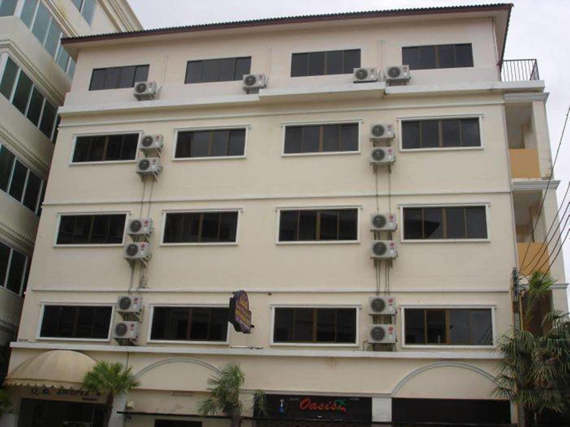 Royal Q & D Suites Pattaya Extérieur photo