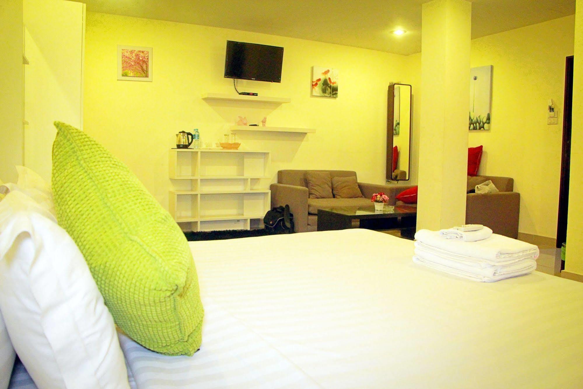 Royal Q & D Suites Pattaya Extérieur photo