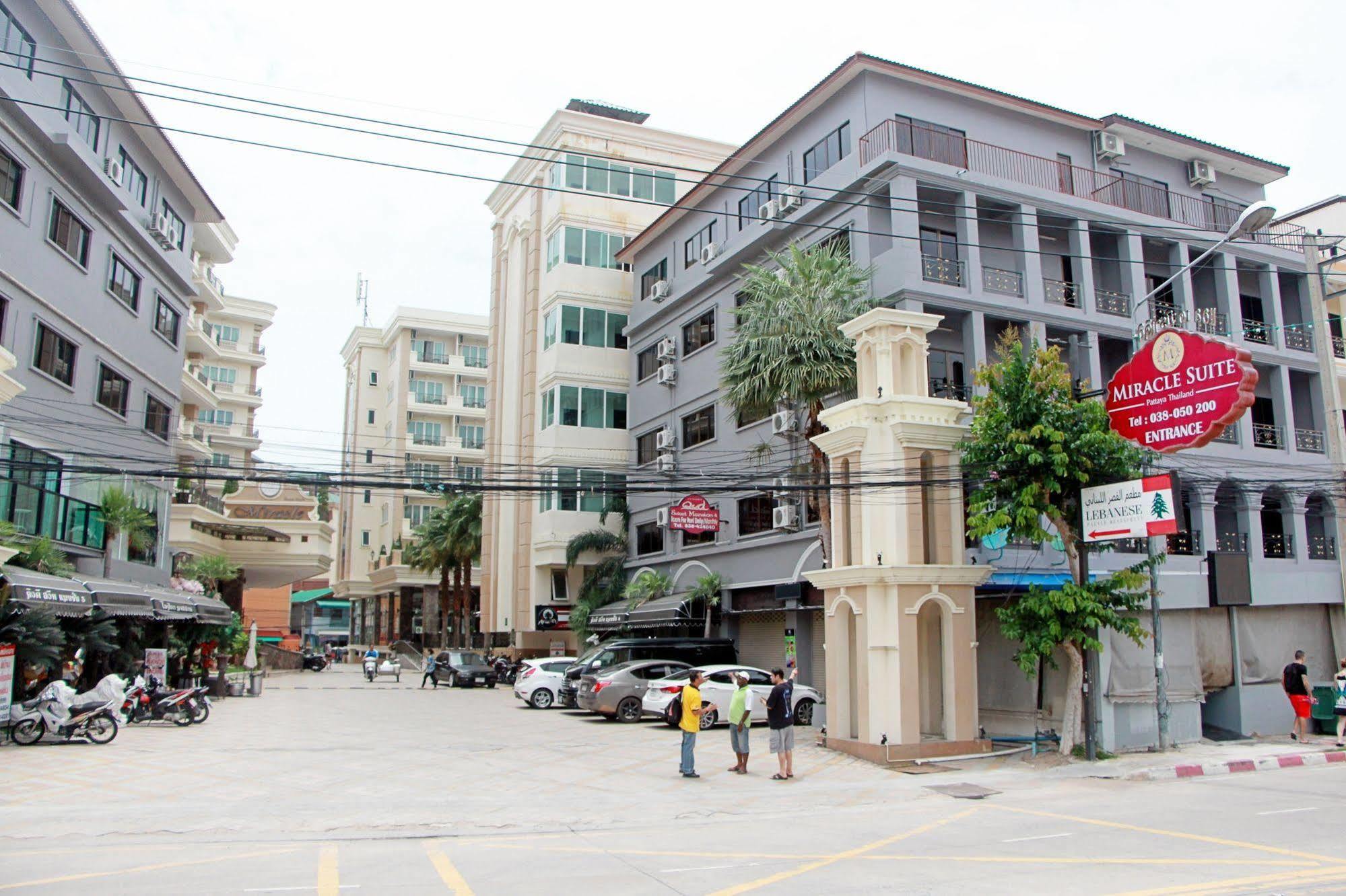 Royal Q & D Suites Pattaya Extérieur photo